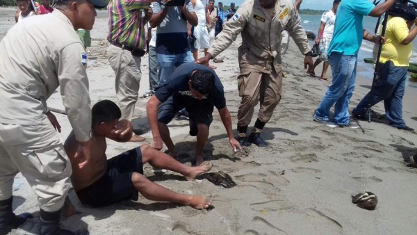 Rescatan a siete pescadores tras naufragar en La Ceiba