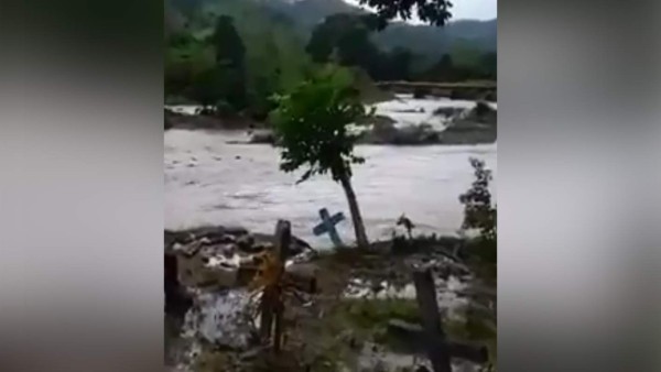 Video: Río Sonaguera se desborda y se 'traga' las tumbas de un cementerio en Colón