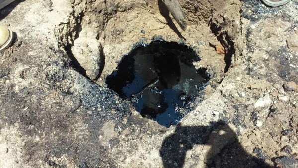 Hallan barril con aceite quemado donde buscaban petróleo en El Progreso