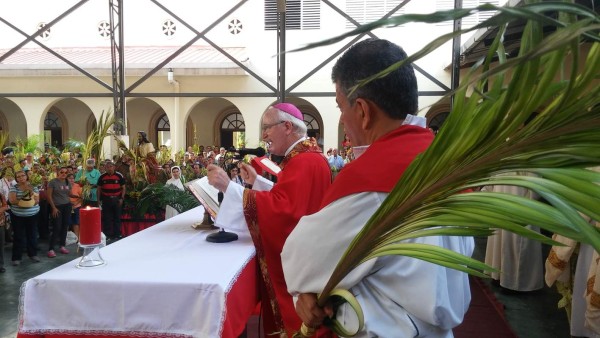 Piden cese de la violencia en viacrucis de San Pedro Sula