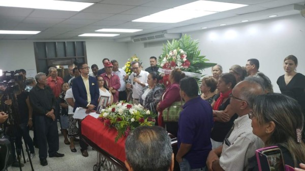 Familiares y liberales velan restos de Óscar 'El Pelón' Acosta en Tegucigalpa