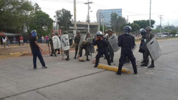 Desalojan a estudiantes frente a la Unah en Tegucigalpa