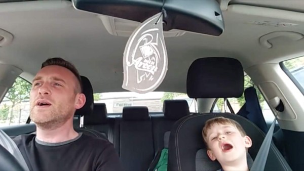 Adorable video de padre e hijo cantando tema de Frank Sinatra