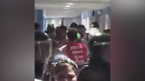 Futbolistas del Marathón se enfrentaron a miembros de la Policía en los pasillos del Olímpico