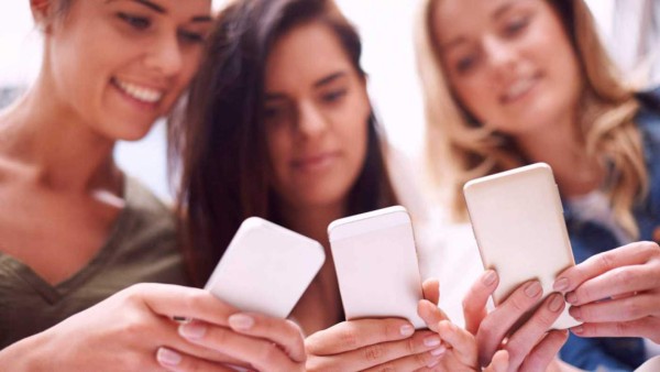 Demasiado uso de redes sociales es nocivo para las chicas