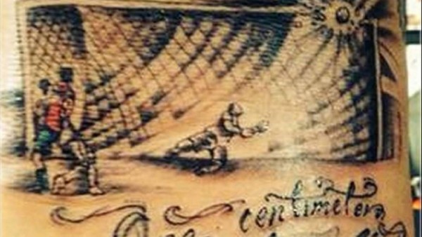 El chileno Mauricio Pinilla se tatúa su disparo al poste ante Brasil