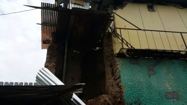 Debido a las lluvias, se derrumba pared del viejo penal de Santa Bárbara