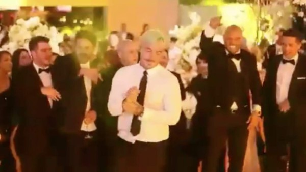 J Balvin se cae y hace el ridículo en boda de Nicky Jam
