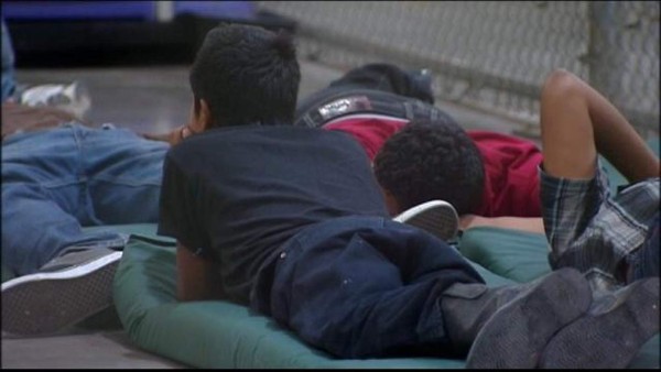 Muestran a niños inmigrantes centroamericanos hacinados en Texas y Arizona