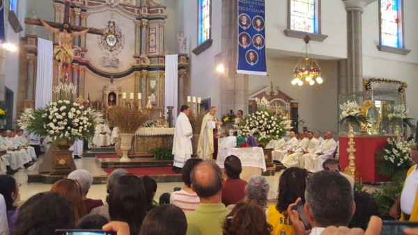 Miles de católicos renuevan su fe en Jesucristo en misa crismal