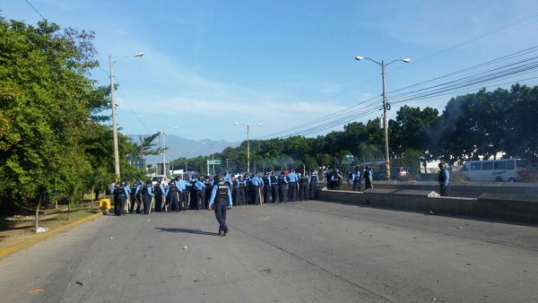Tomas de peajes dejan 14 detenidos, un vehículo quemado y la reaparición de Patricia Rodas