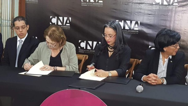 Interventores del HEU y el CNA firman convenio para investigar corrupción