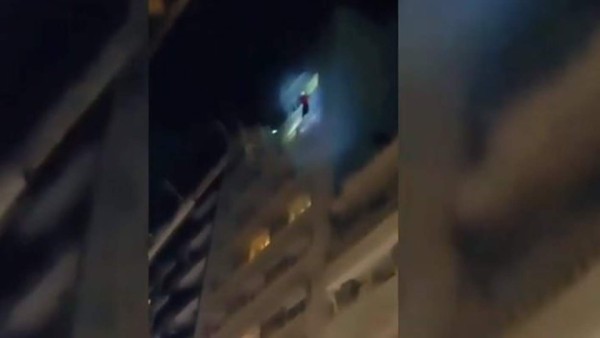 Agónico rescate de un futbolista: Se colgó del piso 11 de un hotel para escapar de un incendio