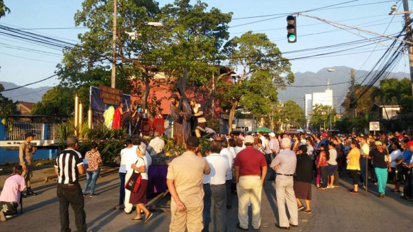 Piden cese de la violencia en viacrucis de San Pedro Sula