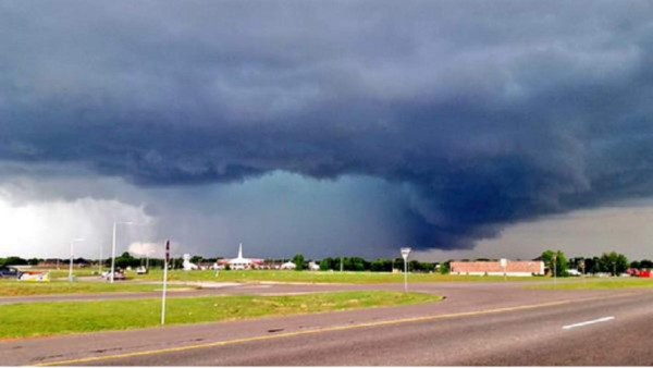 Potente tornado toca tierra en Oklahoma