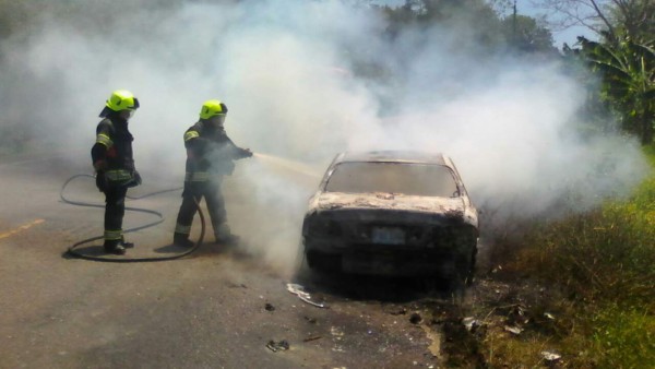 Carro se incendia en carretera de Santa Bárbara