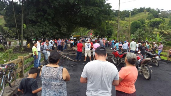 Carreteras que continúan bloqueadas por manifestantes