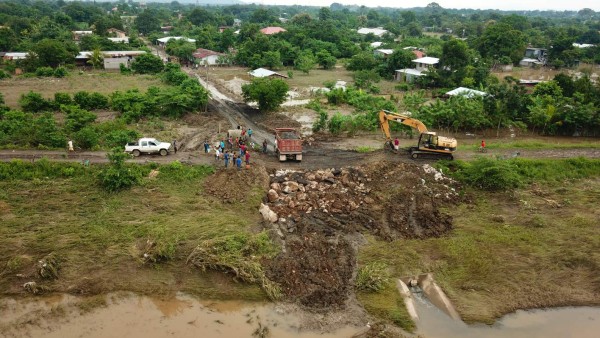 Familias de La Lima llevan cinco días a la intemperie