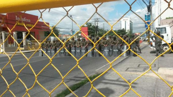 Militarizan acceso a casa presidencial en Tegucigalpa