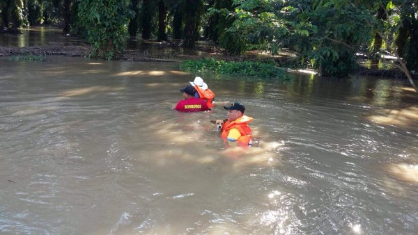 Bomberos rescatan a personas atrapadas tras lluvias en Colón