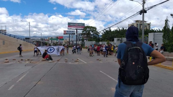 Universitarios se toman el bulevar Suyapa de Tegucigalpa