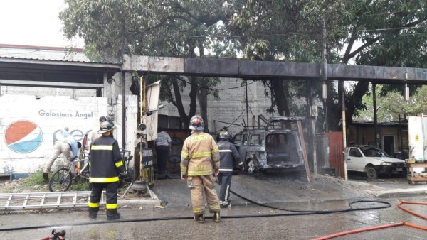 Bomberos controlan incendio en taller de Barandillas