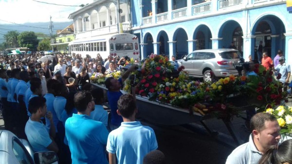 Los restos del cantautor nacional al ser trasladados a la catedral de La Ceiba.