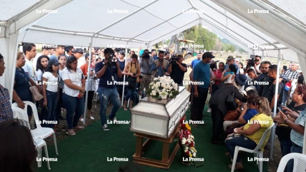 Sus colegas y alumnos no pueden creer que la vida de Erazo haya terminado de esta manera.