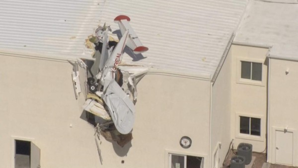 Avioneta se estrella en un edificio en Arizona