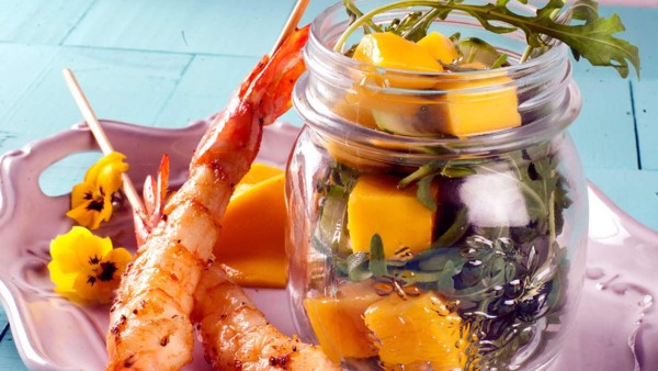 Ensalada de mango con camarones asados