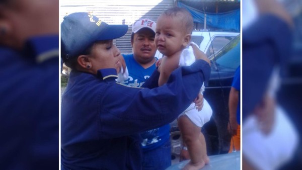 Honduras: Salvan a bebé que se estaba asfixiando dentro de un carro