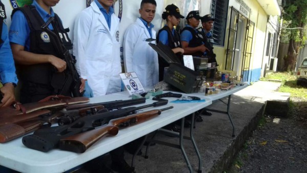 Descubren armas en empresa de encomiendas en La Ceiba