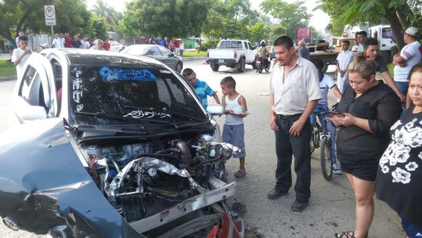 Restos de uno de los vehículos involucrados en el accidente.