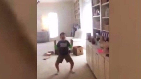 Niño vence el cáncer y su reacción es conmovedora cuando se entera