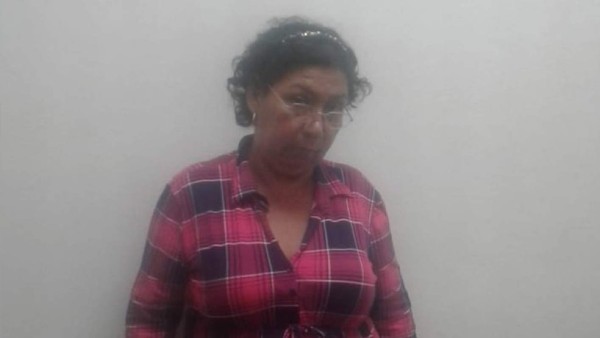 Detienen a mujer en El Salvador por supuesta trata de dos personas a EEUU