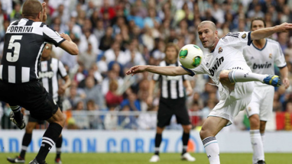 Zidane y Figo brillan en el juego de Leyendas del Real Madrid y la Juventus