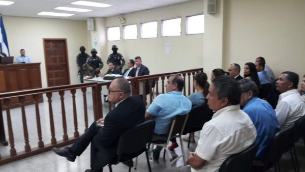 Tres taxistas amenazados de muerte declaran contra el diputado Luis Galdámez