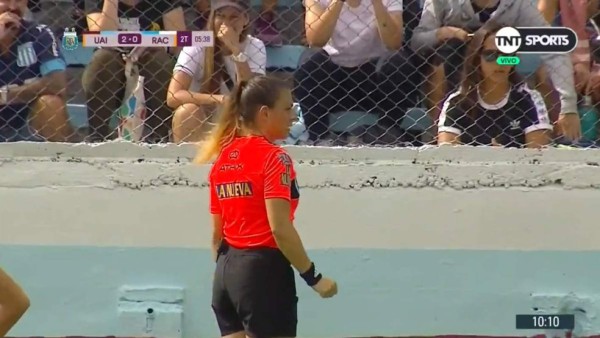 Video: Árbitra detuvo partido para expulsar a aficionado