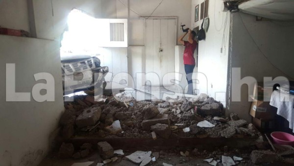 Mujer estrella carro contra una pulpería en Santa Bárbara