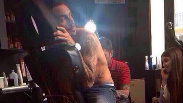 El chileno Mauricio Pinilla se tatúa su disparo al poste ante Brasil