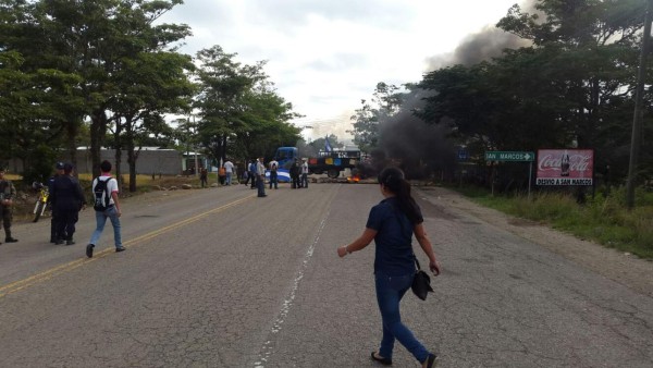 Pobladores se toman carretera en San Marcos, Ocotepeque