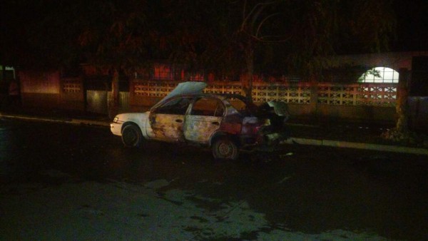 Atentan contra taxista y le incendian su carro en San Pedro Sula
