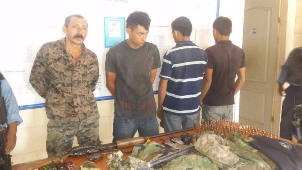 Cuatro detenidos con armas, munición y uniformes