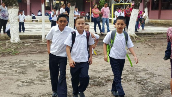 Estos escolares de Santa Bárbara se muestran entusiasmados por el inicio de clases.