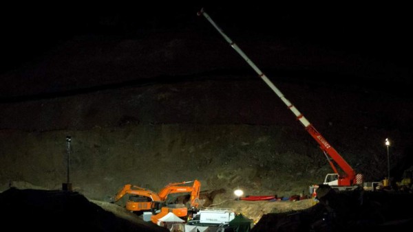 España: Rescate de niño que cayó a un pozo se complica en la recta final