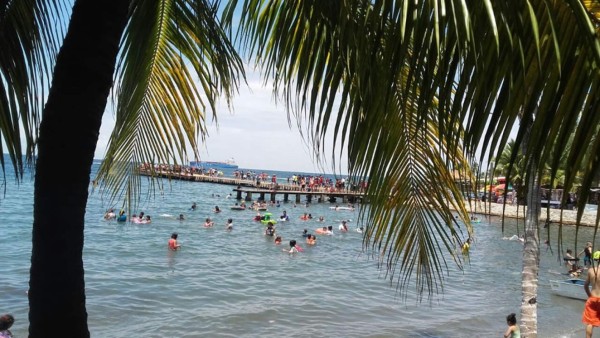 Cientos de veraneantes disfrutan del mar en Omoa, Cortés
