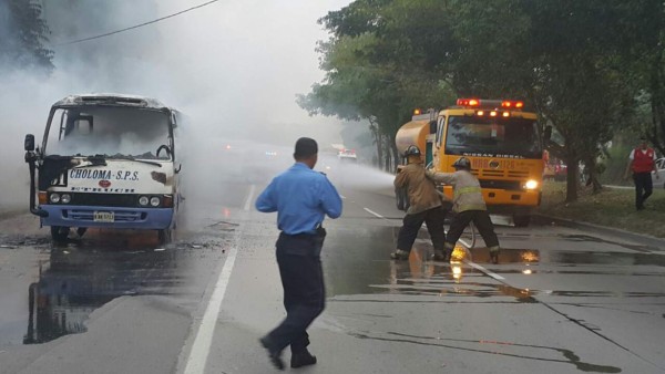 Delincuentes amenazan a conductor y prenden fuego a bus en Choloma