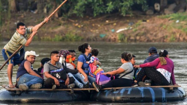 Migrantes son rescatados cuando se hundían en una lancha