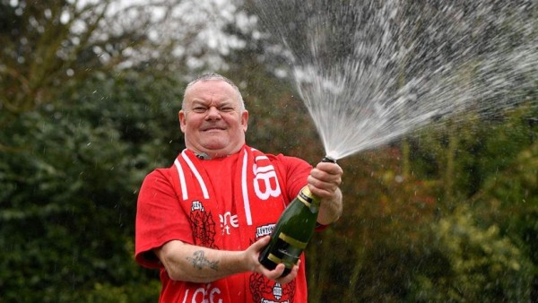 Gana la lotería después que su novia lo deja por otro hombre