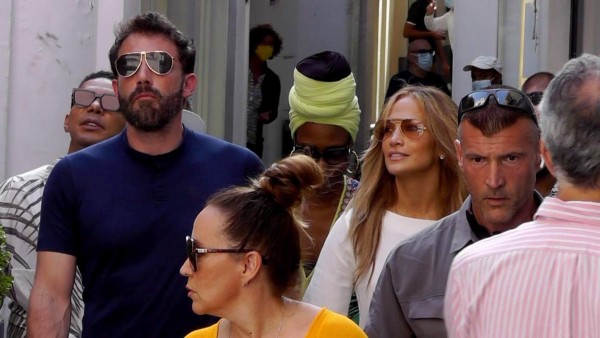 ¡Como dos adolescentes enamorados! Ben Affleck y Jennifer López pasean de la mano en Italia